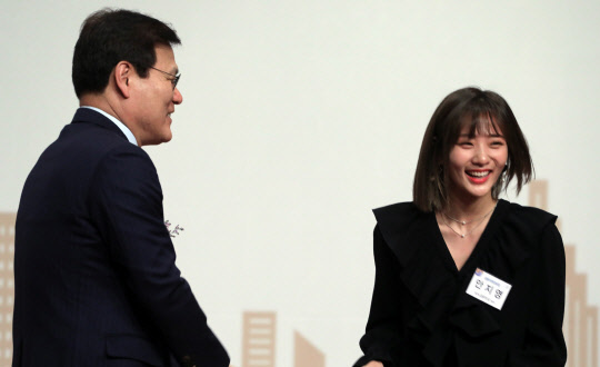 30일 오전 서울 여의도 63컨벤션센터에서 열린 '금융의 날' 기념식에서 최종구 금융위원장이 아이돌 그룹 볼빨간 사춘기 안지영씨에 저축부문 금융위원장 표창을 시상하고 있다. 이날 금융의날 기념식에서는최석호 기업은행 부행장이 금융혁신부문 철탑산업 훈장을 받는 등 모두 194명이 훈포장을 받았다. 또 가수 서현과 안지영씨도 각각 저축부문 국무총리 표창, 금융위원장 표창을 받아 눈길을 끌었다. <연합뉴스>